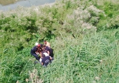 Asi nehri yatağına u&ccedil;an motosikletin s&uuml;r&uuml;c&uuml;s&uuml; yaralandı
