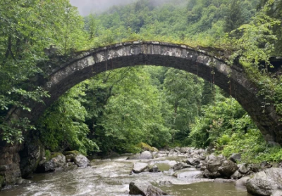 Asırlara meydan okuyan tarihi taş k&ouml;pr&uuml; selde yıkıldı