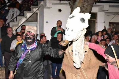 Asırlık &rsquo;deve oyunu&rsquo; Sındırgı&rsquo;da canlandırıldı
