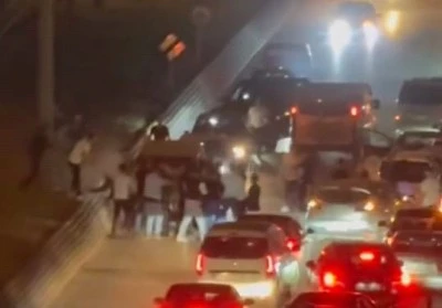 İneg&ouml;l'de asker konvoyundaki şahısların kavgası