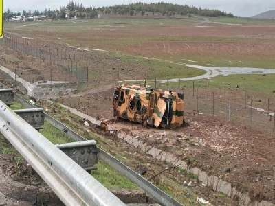 Askeri ara&ccedil; devrildi; 10 yaralı