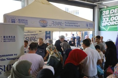 Aşure ikramları G&uuml;rsu'da devam etti