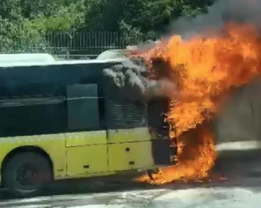 Ataşehir&rsquo;de seyir halindeki İETT otob&uuml;s&uuml; alev alev yandı
