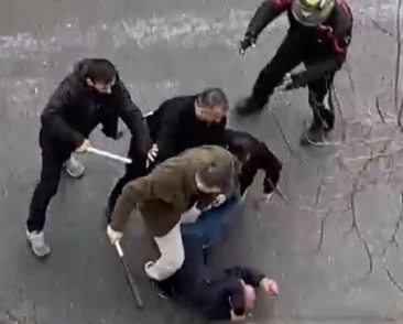 Ataşehir&rsquo;de yol verme tartışması sopalı kavgaya d&ouml;n&uuml;şt&uuml;