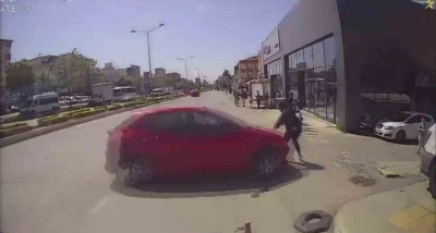 Ataşehir&rsquo;de zincirleme kaza: Savrulan ara&ccedil; yayaya &ccedil;arptı
