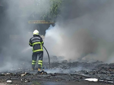 Atık madde yangını itfaiye tarafından s&ouml;nd&uuml;r&uuml;ld&uuml;
