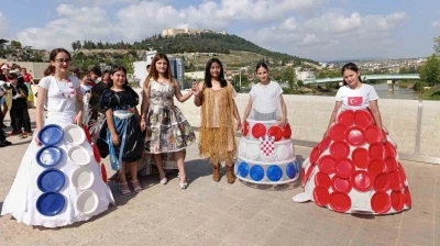 Atıklardan kıyafetler tasarlandı, tarihi k&ouml;pr&uuml;de defile yapıldı
