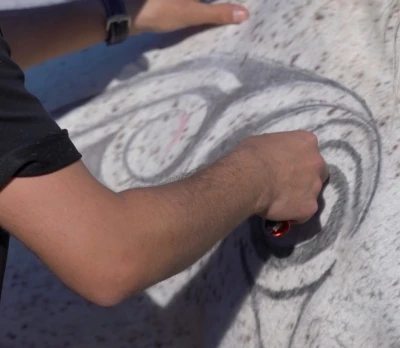 Atın t&uuml;ylerinden sanat eseri oluşturdu
