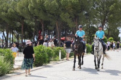 Pamukkale'de atlı jandarma timi ilgi odağı oldu