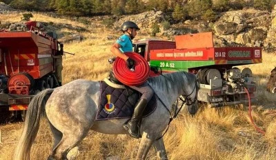 Atlı jandarmalar yangın b&ouml;lgesine hortum taşıdı