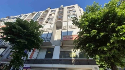 Avcılar&rsquo;da binadan kopan beton par&ccedil;aları bir kadının kafasına d&uuml;şt&uuml;