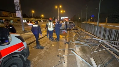 Avcılar&rsquo;da D-100&rsquo;de yan yola u&ccedil;an otomobil, bariyerleri par&ccedil;alayarak yayalara &ccedil;arptı: 3 yaralı