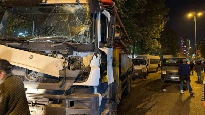 Avcılar&rsquo;da el freni &ccedil;ekilmeyen beton pompası 7 araca &ccedil;arptı