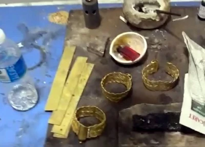 Avcılar&rsquo;da g&uuml;zellik merkezi s&uuml;s&uuml; verilen iş yerinde sahte altın &uuml;retimine operasyon