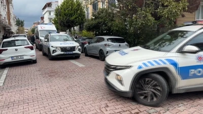 Avcılar'da tartıştığı 3 kişiye aracıyla &ccedil;arptı; 4 g&ouml;zaltı