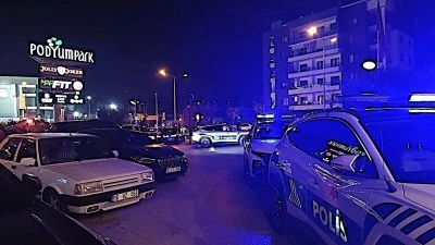 AVM'de bek&ccedil;ilere silah g&ouml;steren ş&uuml;pheli g&ouml;zaltına alındı