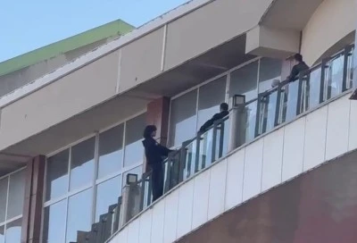 AVM'de bir gencin intihar girişimi! 