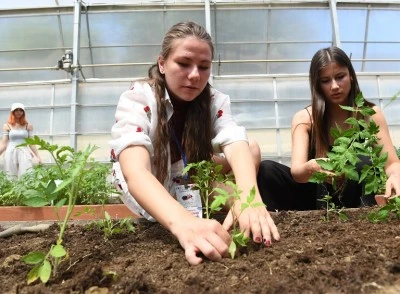 Avrupalı &ouml;ğrenciler Osmangazi&rsquo;de fide dikti