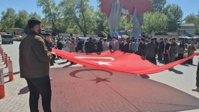 Ay yıldızın g&ouml;lgesinde T&uuml;rk&ccedil;&uuml;l&uuml;k y&uuml;r&uuml;y&uuml;ş&uuml;
