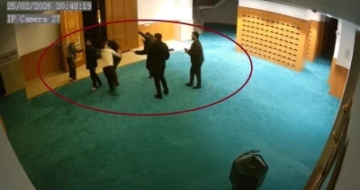 Ayakkabısının kaybolduğunu s&ouml;yleyip cami g&ouml;revlilerine saldırdı