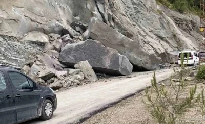 Ayancık&rsquo;ta heyelan: K&ouml;y yolu trafiğe kapatıldı