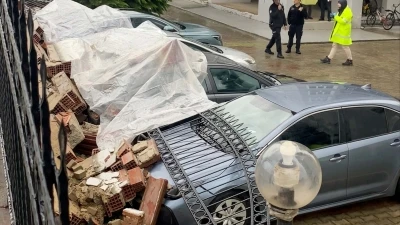 Aydın'da istinat duvarı &ccedil;&ouml;kt&uuml;; 4 otomobil hasar g&ouml;rd&uuml;