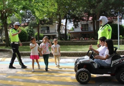 Aydın&rsquo;da minikler direksiyon başına ge&ccedil;ti
