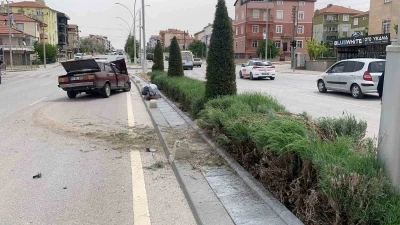 Aydınlatma direğine &ccedil;arpan otomobil orta ref&uuml;j&uuml; aşarak karşı şeride ge&ccedil;ti
