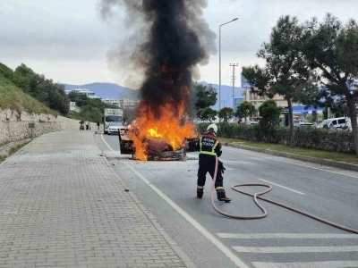 Aynı noktada 2 ara&ccedil; alevlere teslim oldu