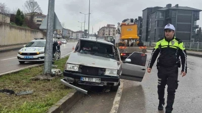Aynı yolda 4 saat i&ccedil;erisinde 3 ayrı kaza: 5 yaralı