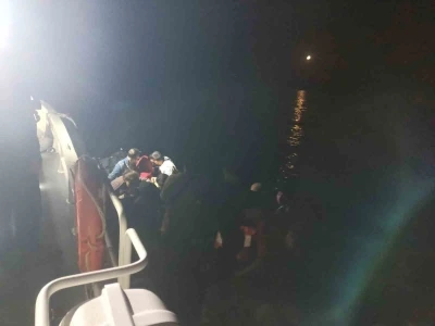 Ayvalık&rsquo;ta 13&rsquo;&uuml; &ccedil;ocuk 43 d&uuml;zensiz g&ouml;&ccedil;men ve yasa dışı yollarla &uuml;lkeyi terk etmeye &ccedil;alışan 2 T&uuml;rk vatandaşı yakalandı
