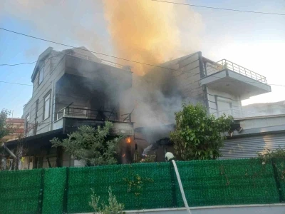 Ayvalık&rsquo;ta bir villanın garajında park halindeki ara&ccedil;ta &ccedil;ıkan yangın eve sı&ccedil;radı
