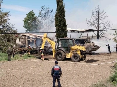 Ayvalık&rsquo;ta kereste deposunda &ccedil;ıkan yangın g&uuml;&ccedil;l&uuml;kle s&ouml;nd&uuml;r&uuml;ld&uuml;
