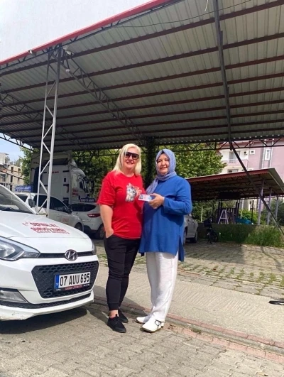 Azmiyle 56 yaşında ehliyeti aldı, herkese &ouml;rnek oldu
