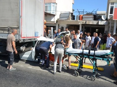 Baba, anne ve 2 &ccedil;ocuğunun yaralandığı kaza