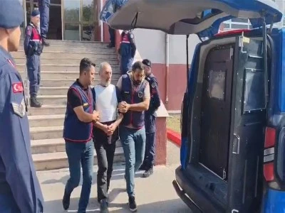 Baba ve oğlunu &ouml;ld&uuml;ren ş&uuml;pheli saklandığı ormanda yakalandı