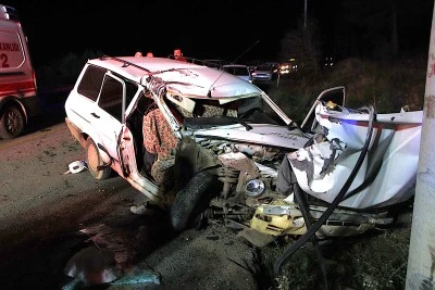 Kullandığı otomobil elektrik direğine &ccedil;arpan baba ve kızı yaralandı 