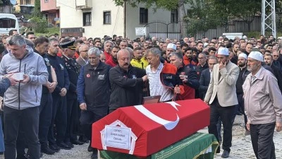 Babası namazını kıldırdı: AFAD personeline h&uuml;z&uuml;nl&uuml; veda
