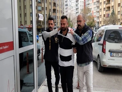 Babasını boğarak &ouml;ld&uuml;rd&uuml;, cesediyle aynı evde kaldı