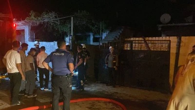 Babasının ve komşunun evini yakan ş&uuml;pheliyi mahallelinin elinden polis kurtardı