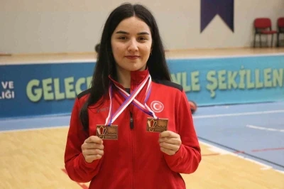 Badmintonda Avrupa 3.&rsquo;s&uuml; olan Halenur K&uuml;&ccedil;&uuml;ksevgili&rsquo;nin hedefi olimpiyatlar
