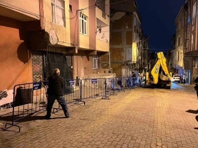 Bağcılar&rsquo;da inşaatın temel kazma işlemi sırasında hasar g&ouml;ren 5 katlı bina m&uuml;h&uuml;rlendi
