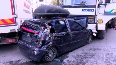 Bağcılar'da park halindeyken s&uuml;r&uuml;klenen kamyon 8 araca &ccedil;arptı