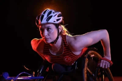 Bağcılar&rsquo;da tekerlekli sandalye yarış&ccedil;ısı, hem anne hem de şampiyon olduu
