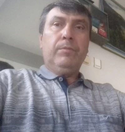 Bah&ccedil;ede ila&ccedil;lama yaparken devrilen trakt&ouml;r&uuml;n altında kalan s&uuml;r&uuml;c&uuml; hayatını kaybetti
