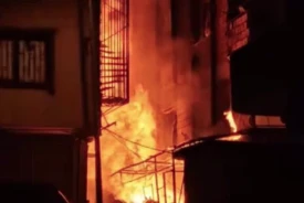 Bah&ccedil;elievler'de hurdalıktan y&uuml;kselen alevler yan binaya sı&ccedil;radı