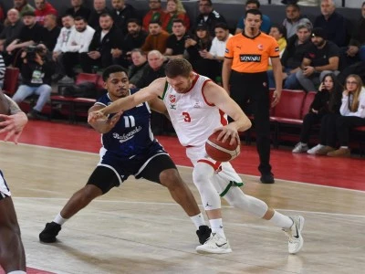 Bah&ccedil;eşehir Koleji deplasmanda Karşıyaka'yı yendi