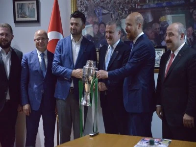 Bakan Bak: Altyapısı g&uuml;&ccedil;l&uuml; bir takım olan Bursaspor'u, S&uuml;per Lig'de g&ouml;rmek istiyoruz