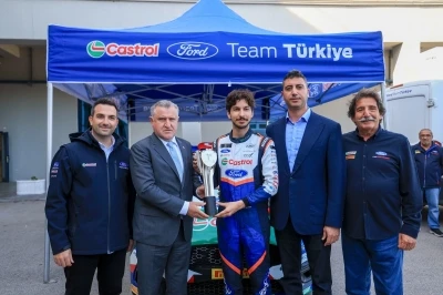 Bakan Bak Formula 1 &ouml;ncesi İstanbul Park&rsquo;ta s&uuml;r&uuml;ş yaptı