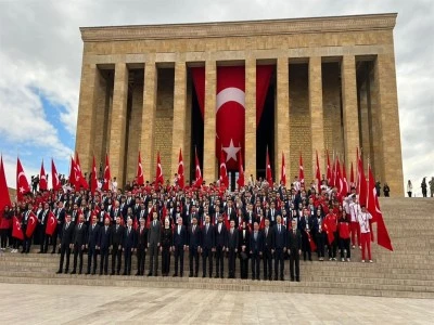 Bakan Bak, gen&ccedil;ler ve sporcularla birlikte Anıtkabir'i ziyaret etti